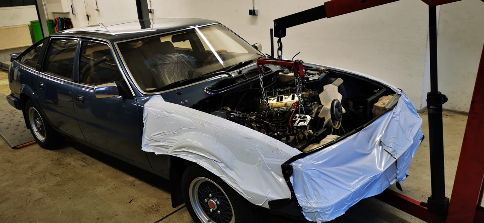 schwarzer Austin Rover mit offener Motorhaube, bereit zur Reparatur