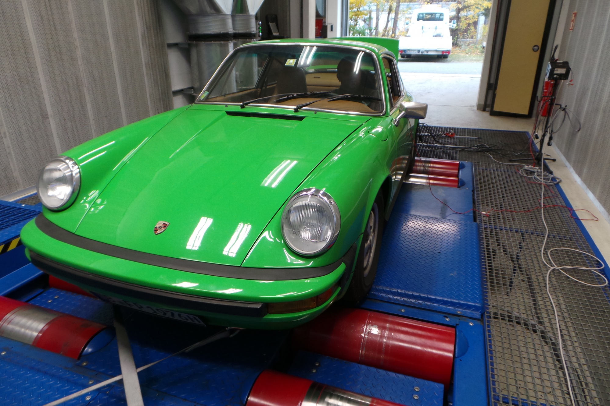 grüner Porsche 912E bei der Leistungsmessung am Prüfstand in Weiden
