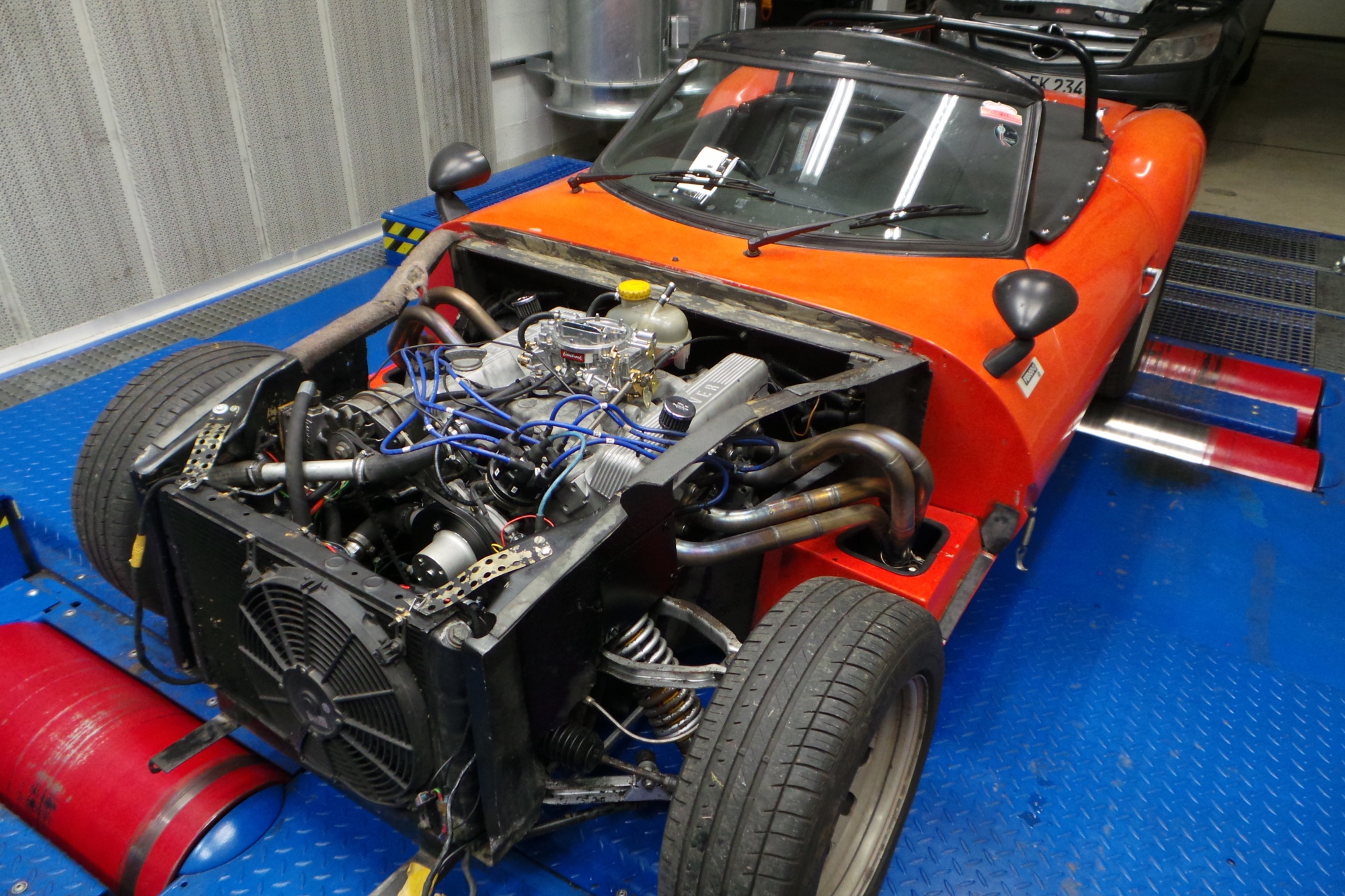 Motor Ginetta, das Auto steht auf dem Leistungsprüfstand