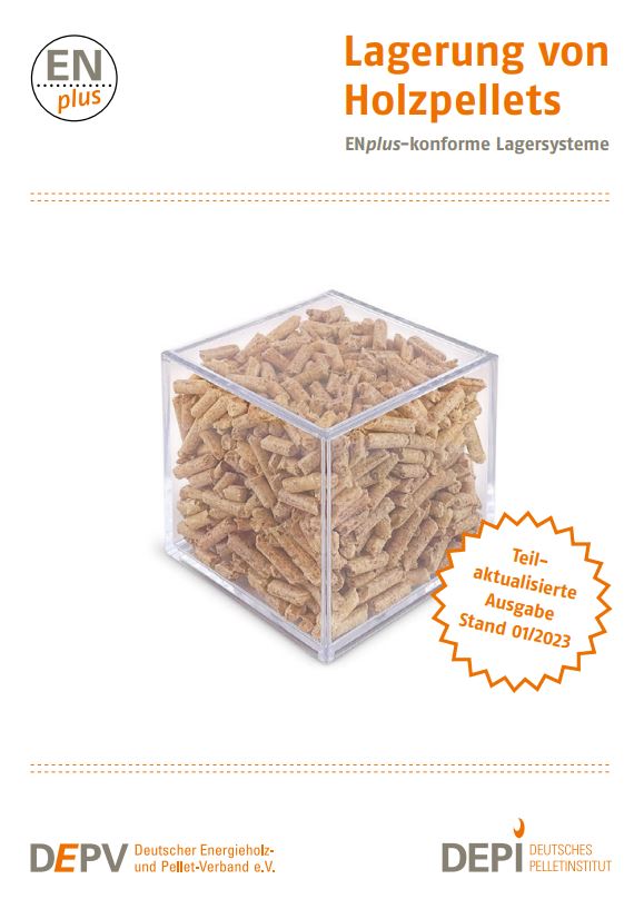 Titelbild der Broschüre zum Thema Lagerung von Holzpellets. Mittig ein Behältnis, bei dem Pellets gelagert werden.