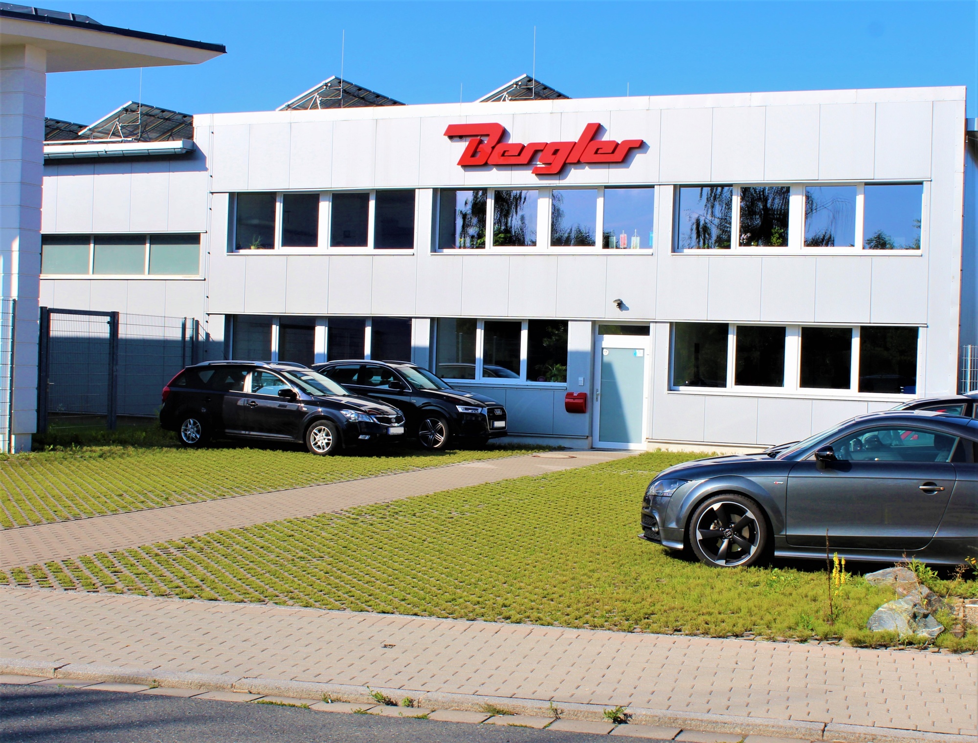 Firmengebäude des Berglerunternehmens in Weiden, im Vordergrund Parkplätze.