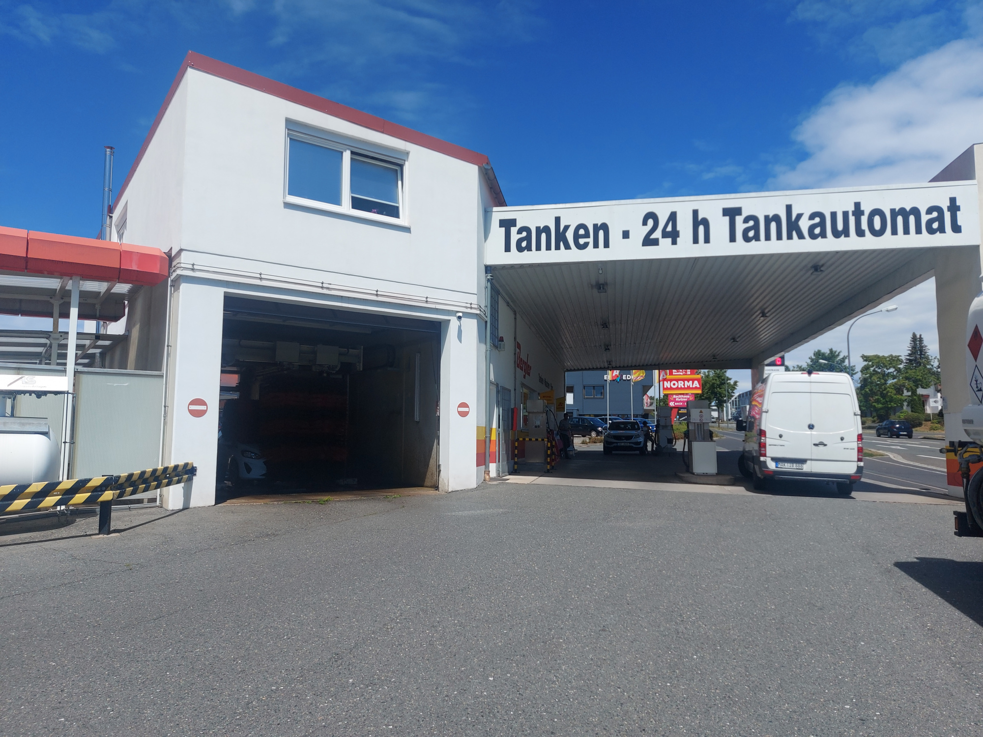 Firmengebäude in Marktredwitz, im linken Bereich sind die Büros (Verkauf von Heizöl, Diesel, Kraftstoffe) über der Waschanlage, rechts ist die Tankstelle. 
