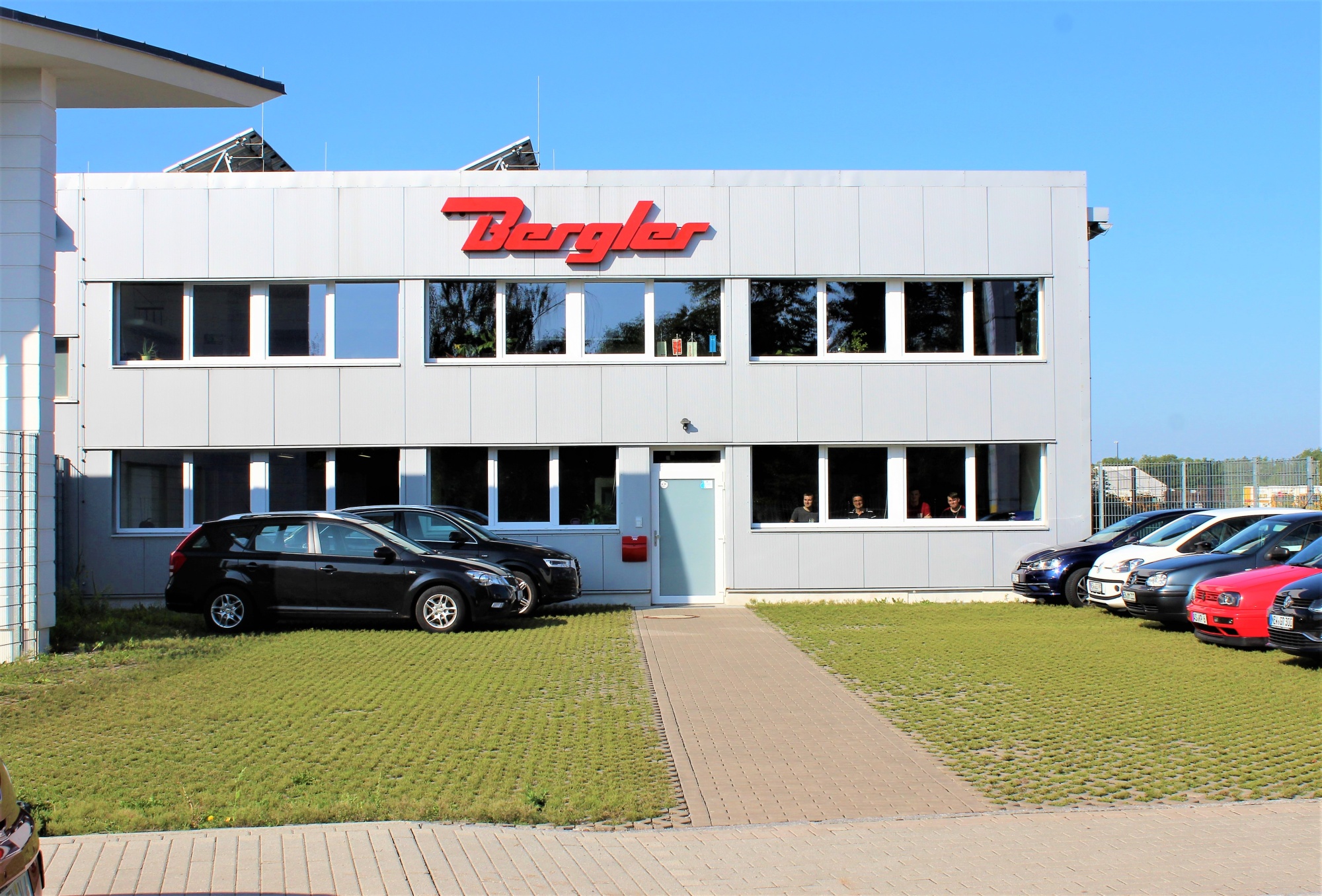 Firmengebäuder der Firma Bergler in Weiden. Im Vordergrund die Autos der Mitarbeiter.