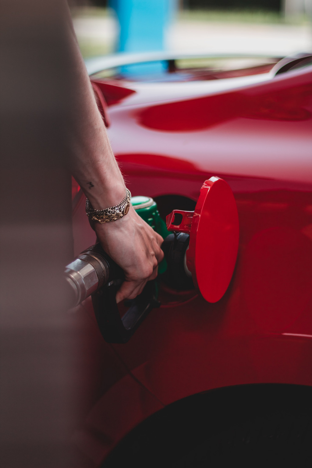 Zapfpistole betankt ein rotes Auto