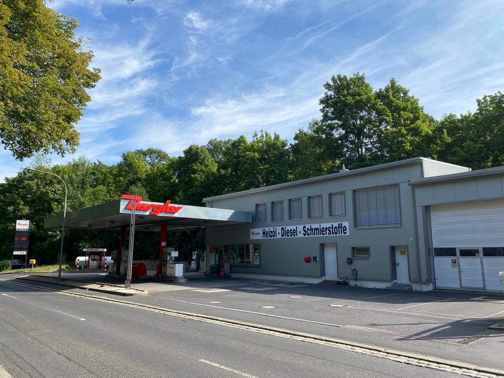 Firmengebäude in Amberg. Verkauf von Heizöl, Diesel, Kraftstoffe. Im Vordergrund die Tankstelle, auf deren Attika das rote Bergler Logo angebracht ist.