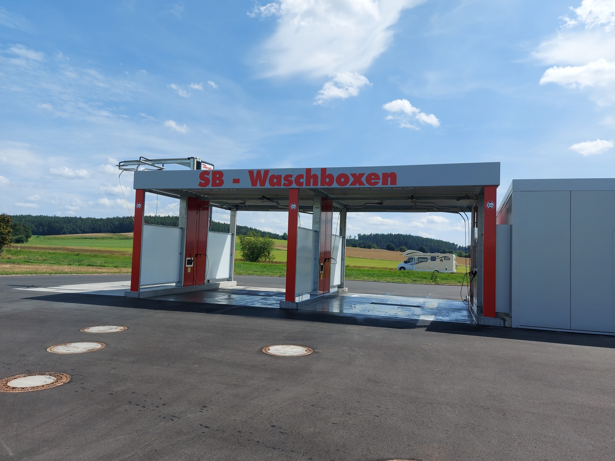 Waschplatz in Mantel, auf der Attika steht in roter Schrift "SB-Waschboxen"