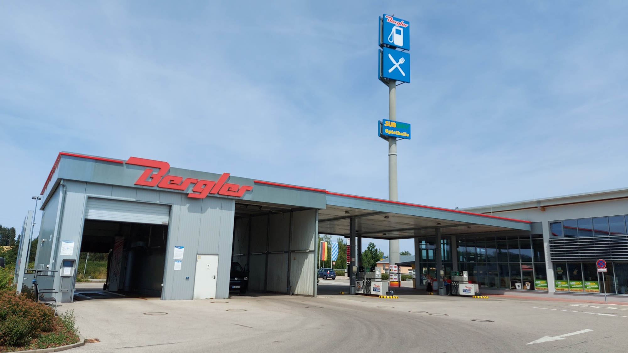 SB-Waschplatz am Autohof, rechts neben dem Waschbereich ist der Tankplatz und das Gebäude mit Shop und Restaurant