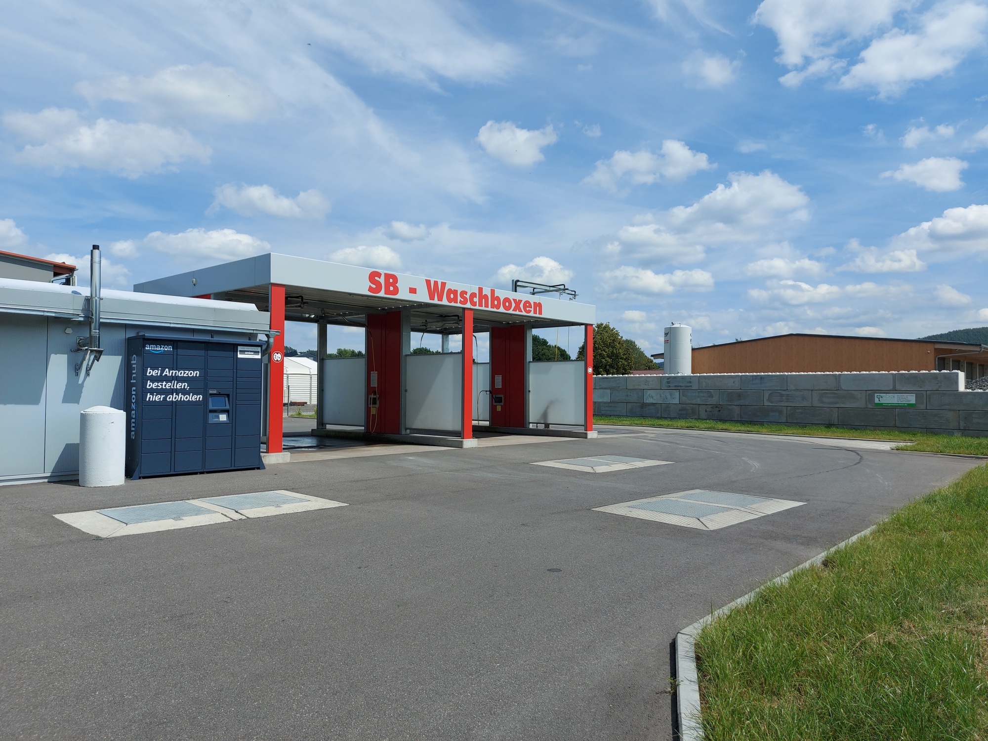 SB-Waschboxen in Luhe, linkerhand die Amazon Locker