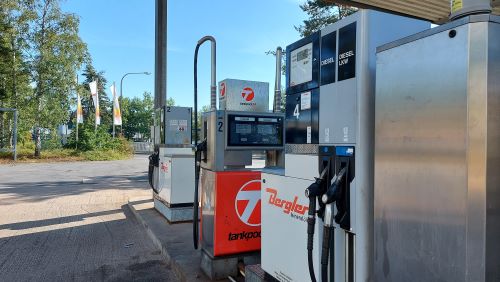 Rechts die Zapfsäulen der Bergler Tankstelle.