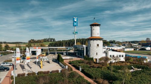 Mittig der markante Ritterturm und Namensgeber des Restaurants. Links angrenzend der Spielplatz und im Hintergrund der PKW-Tankplatz mit Waschanlage und SB-Waschboxen.