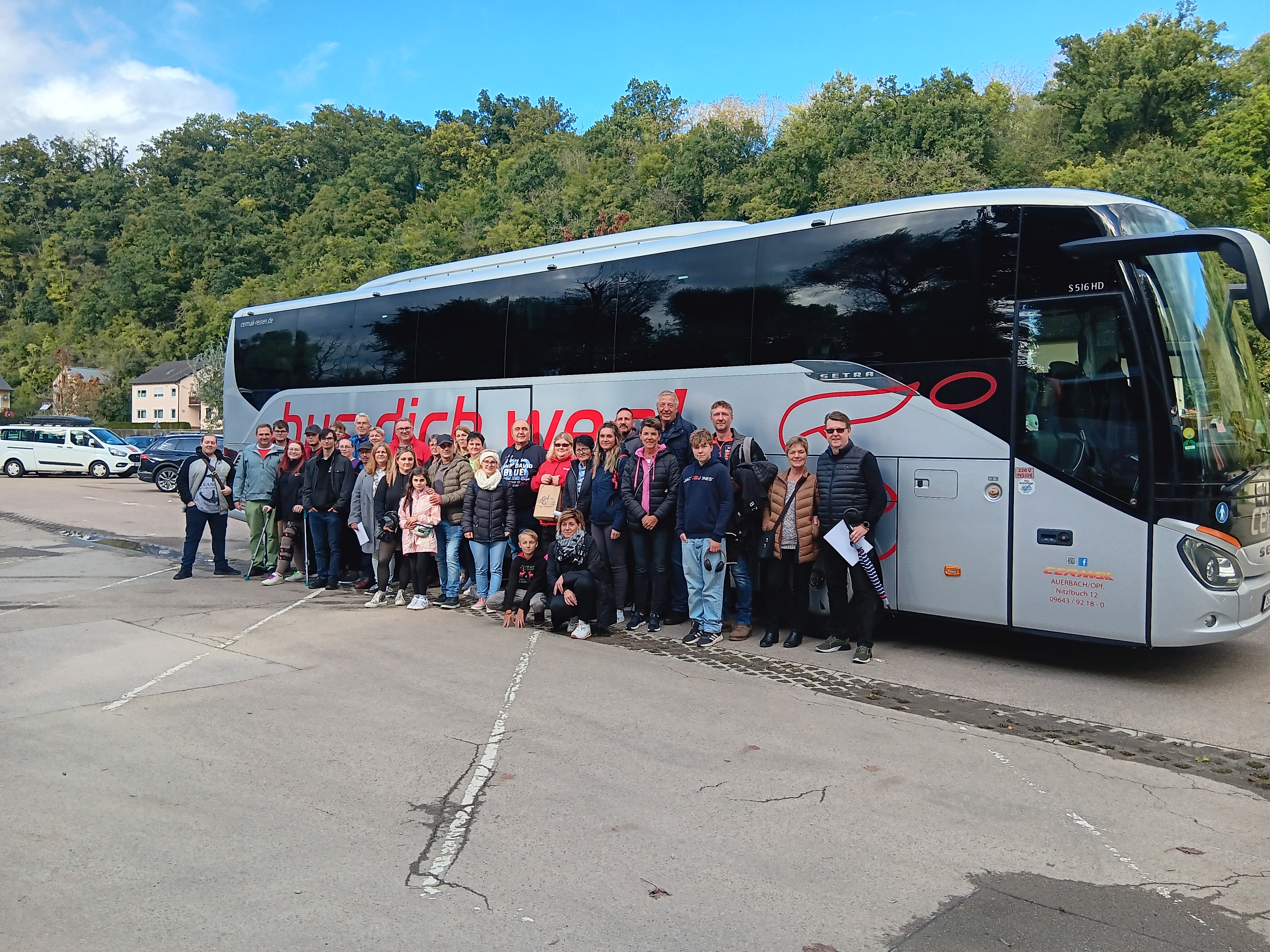 Mitarbeiter der Firma Bergler stehen vor dem Bus für ein Gruppenfoto
